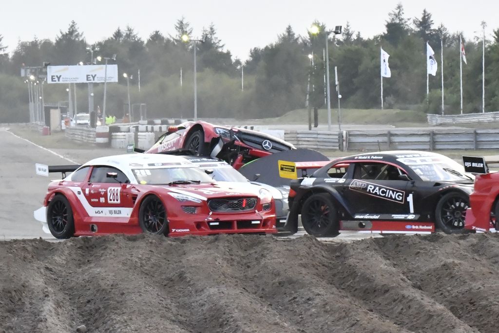 En af de mange dramatiske situationer ved Night Race opstod, da Tobias Andersen bogstaveligt talt forsøgte at overhale nogle konkurrenter i starten på andet løb
(Foto: Morten Kimer)